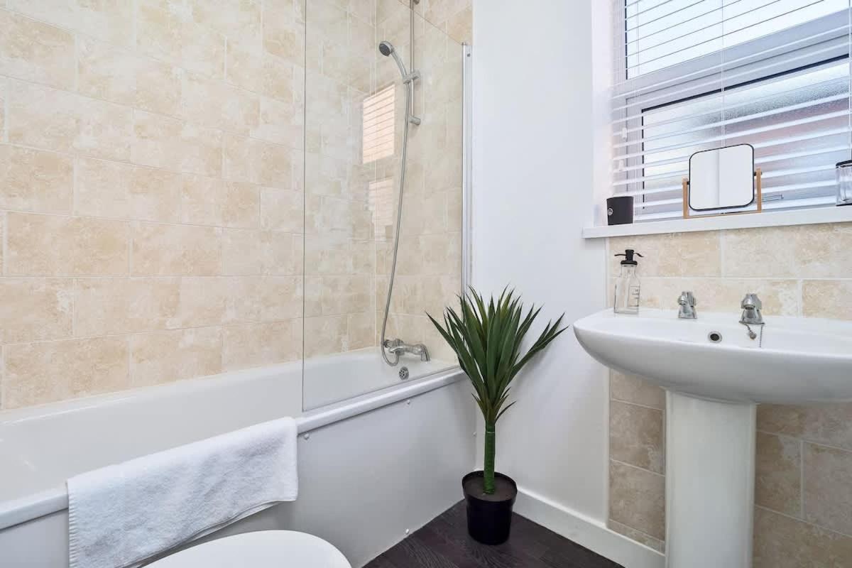 Nursery House By Truestays - 3 Bedroom House In Stoke-On-Trent المظهر الخارجي الصورة