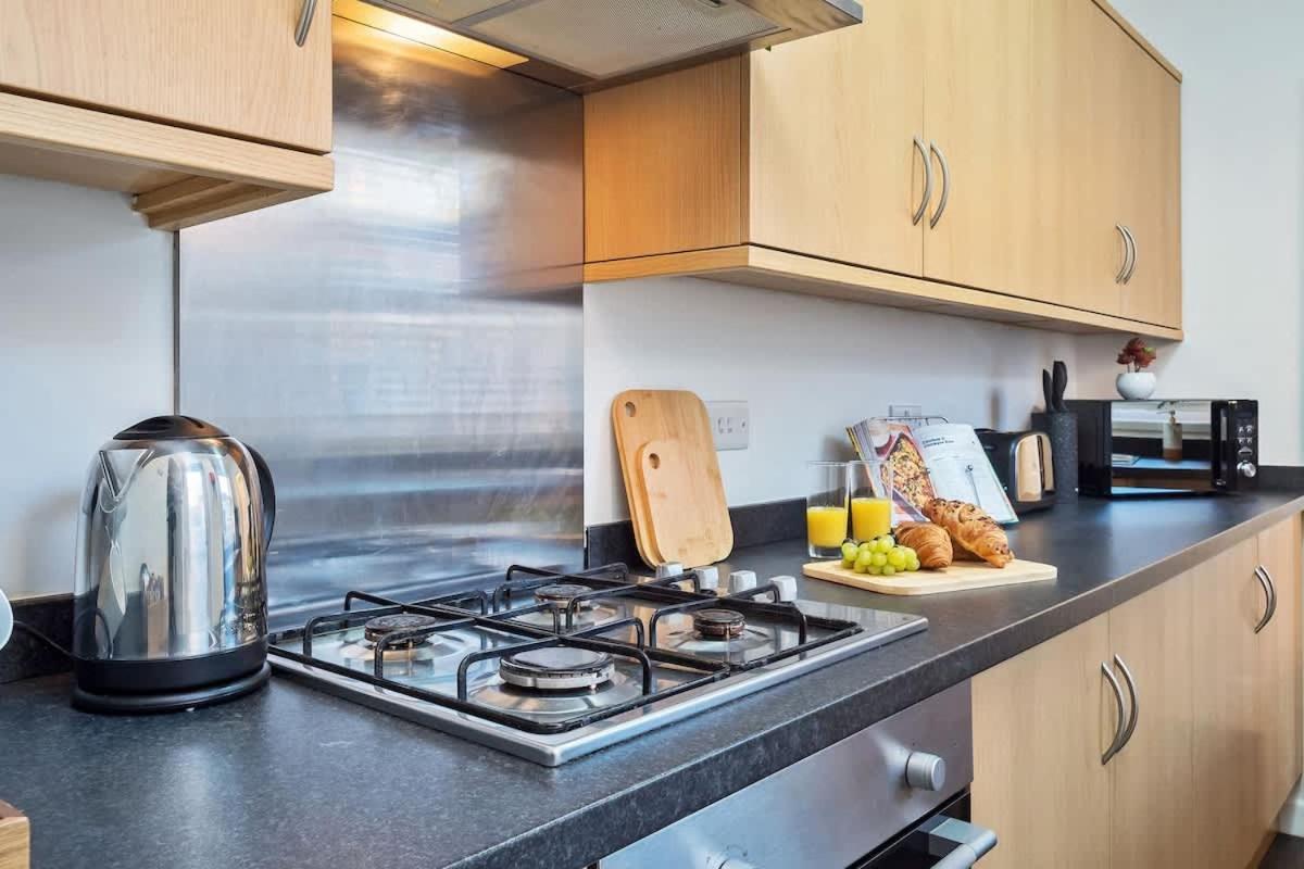 Nursery House By Truestays - 3 Bedroom House In Stoke-On-Trent المظهر الخارجي الصورة
